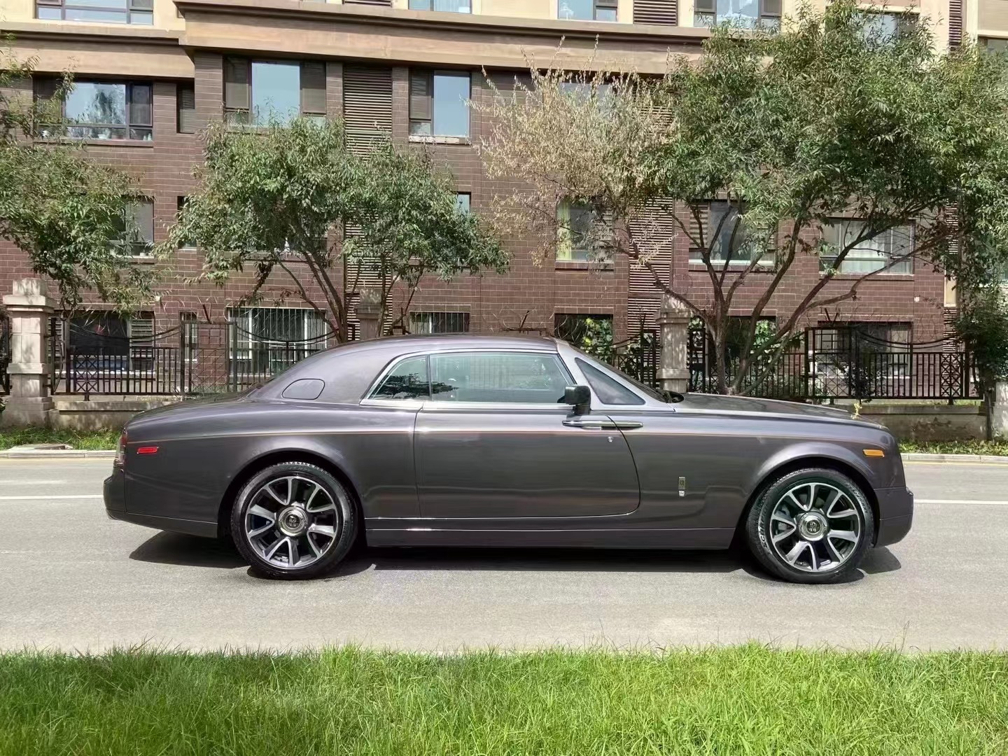 经典老爷车圆灯劳斯莱斯幻影双门轿跑车