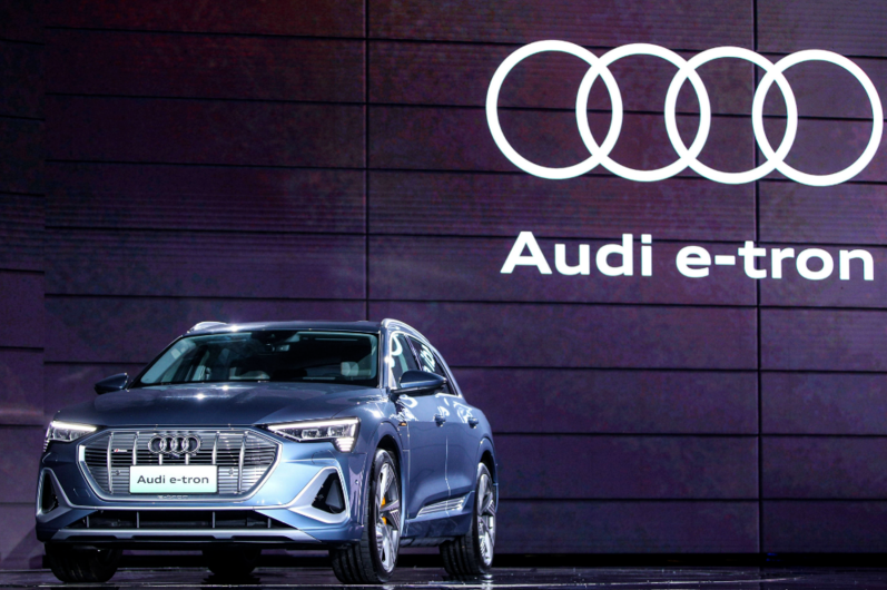 奥迪e-tron定位为纯电动高性能旗舰suv,是奥迪在2019年推出的.