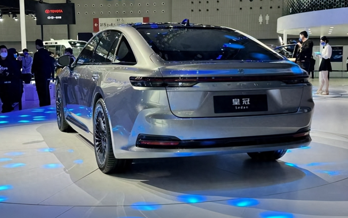 正统皇冠轿车即将回归尺寸媲美奔驰e取代亚洲龙