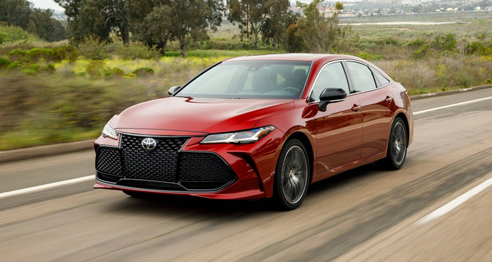 正统皇冠轿车即将回归尺寸媲美奔驰e取代亚洲龙