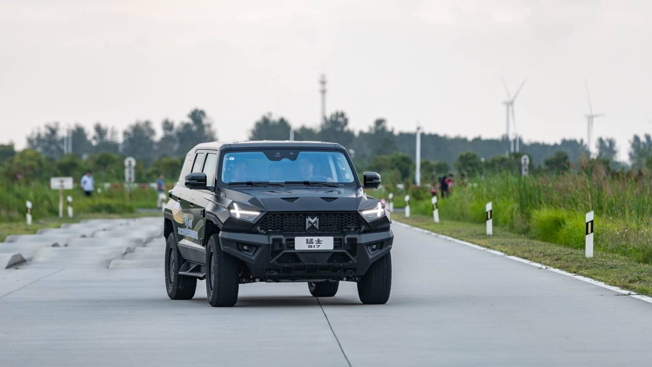 猛士917成为首款获评十佳底盘的中国豪华电动越野车