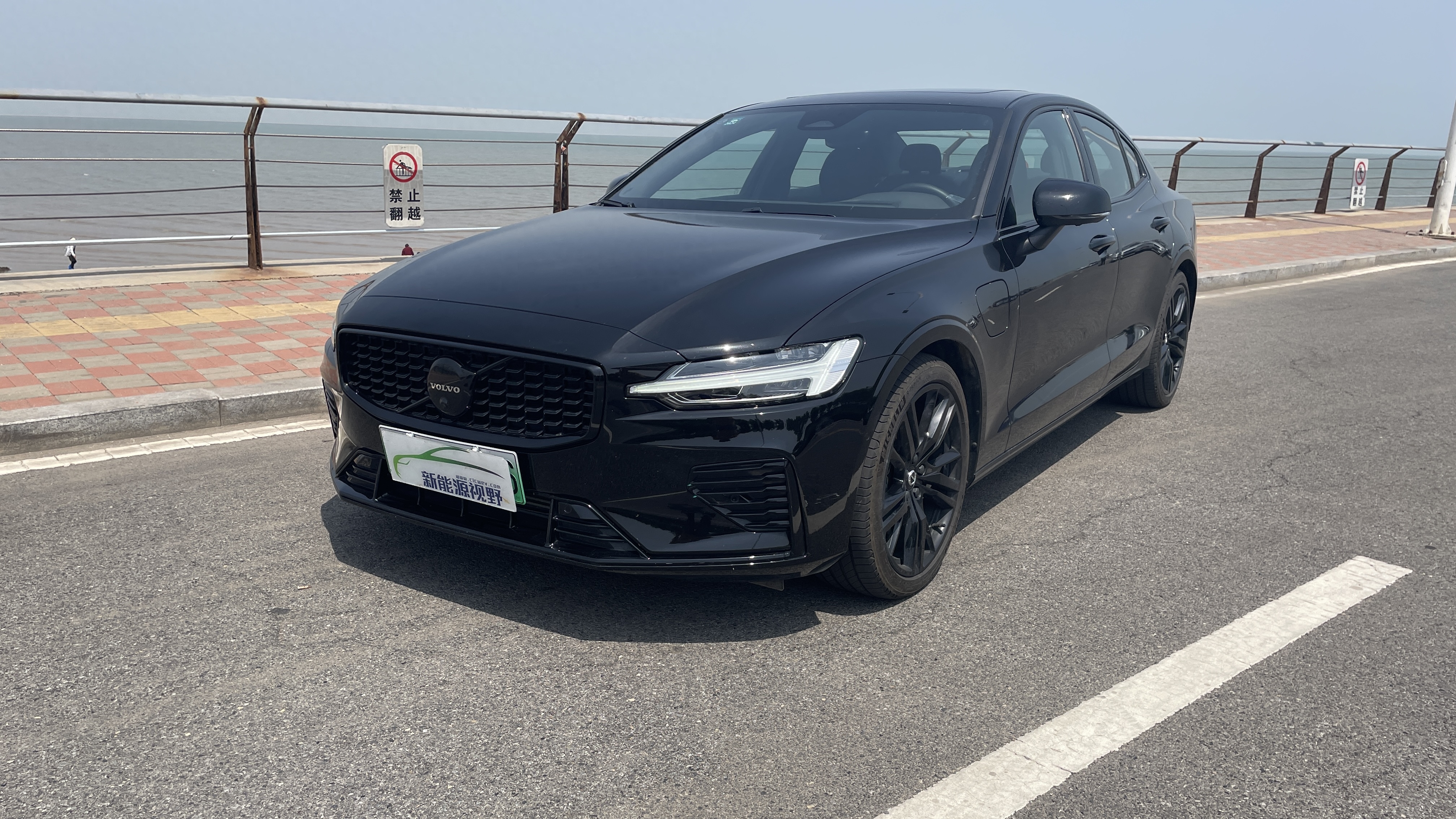 安全和个性的玩家试驾体验沃尔沃s60t8极夜黑