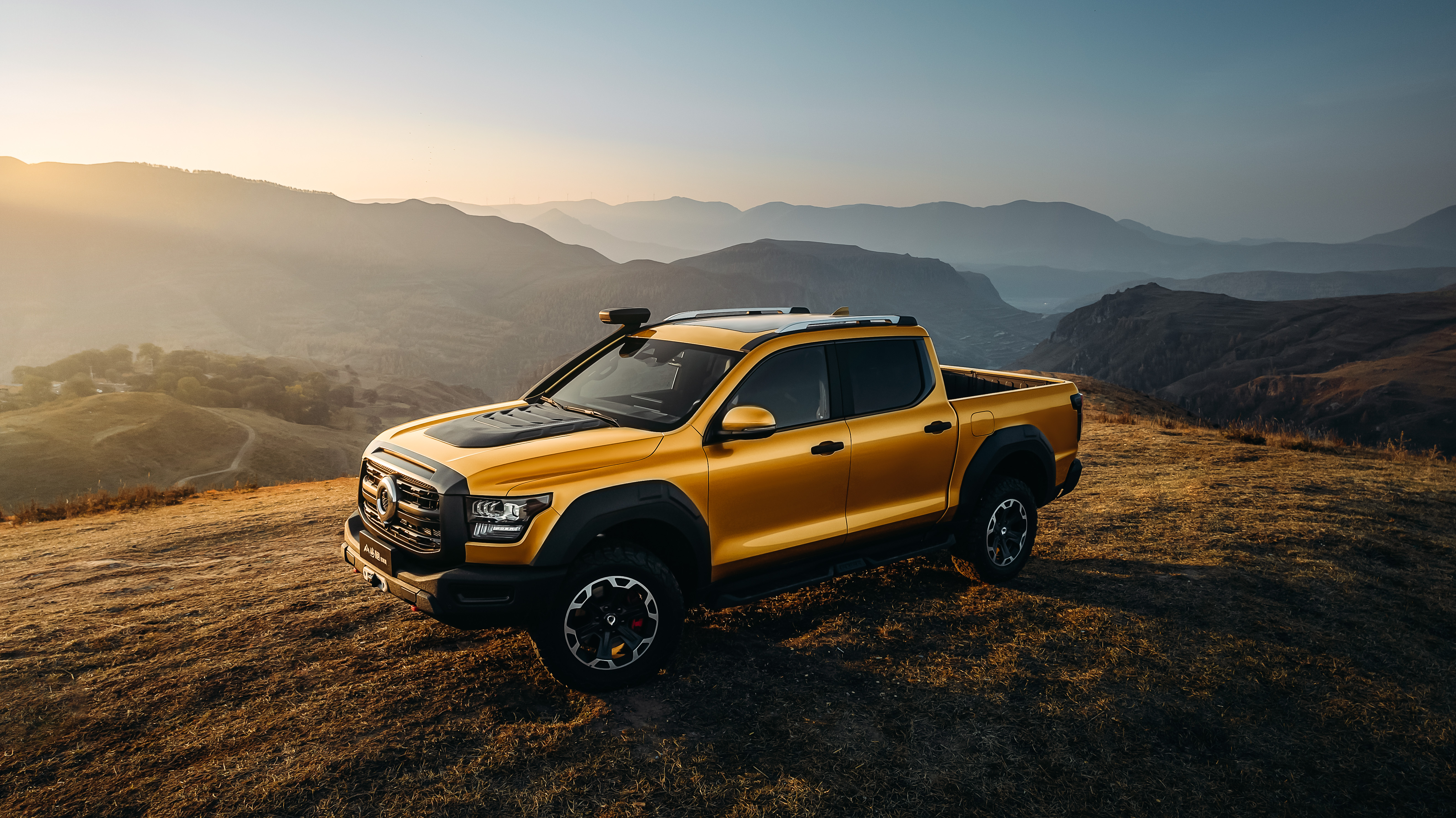 山海炮性能版是一款基于坦克平台打造的大型高性能皮卡,更大,更强,更