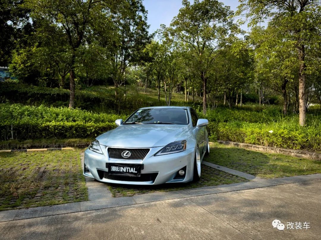 雷克萨斯is250,虽然没有同级别的宝马3系,奔驰c级的销量高,但它拥有