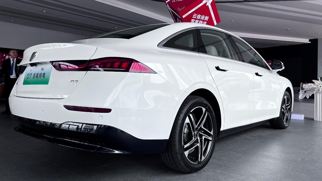 实拍荣威d7ev星云纯电平台这三板斧有看头