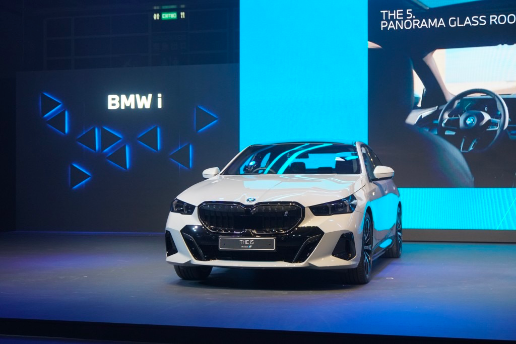 新一代宝马i5中国首发零百加速6秒续航582km