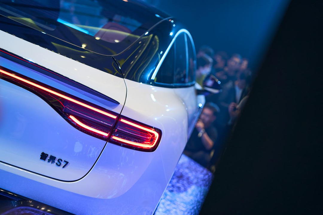 预定量迅速破万华为智选首款轿车亮相满身都是黑科技