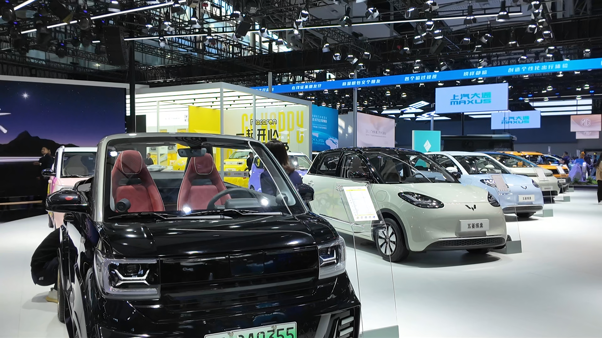 时尚实力众星云集打卡广州车展五菱展台