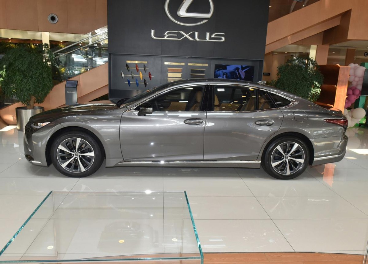 新车作为年度改款车型,相较于现款雷克萨斯ls,外观设计上