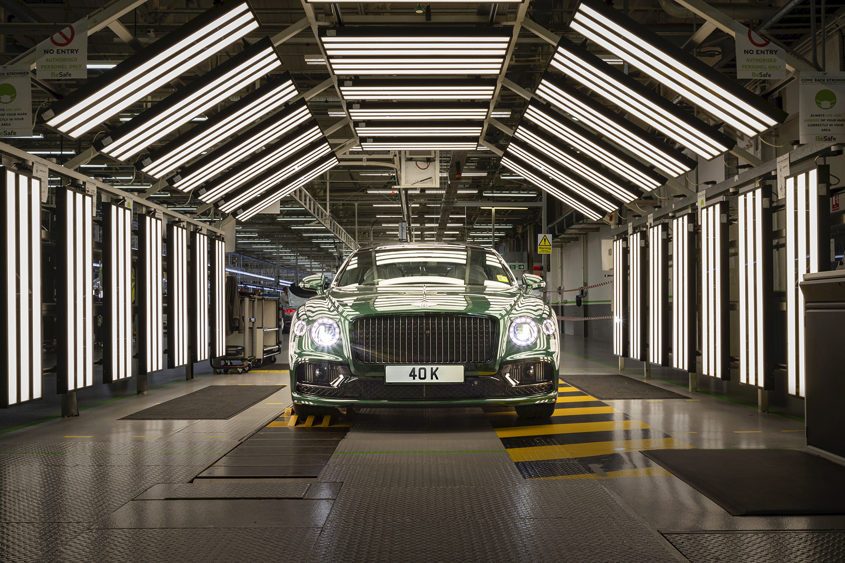 在克鲁郡(crewe)的宾利工厂,豪华轿车几乎完全由手工打造.