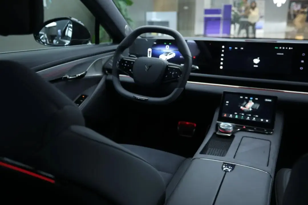 探店“新行政电动旗舰”岚图追光PHEV，车长超5米，轴距达3米