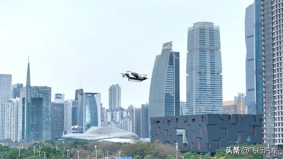 低空经济应用场景探索 飞行汽车旅航者X2首次飞越广州CBD