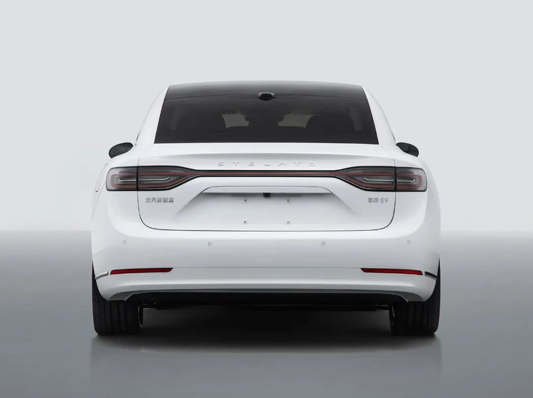 跟全新宝马5系相比,享界s9的车身略短,但明显更宽,各有优劣.跟奔驰e级