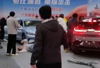 突发：南京2024国际新能源车展，极氪撞了比亚迪，混乱不堪