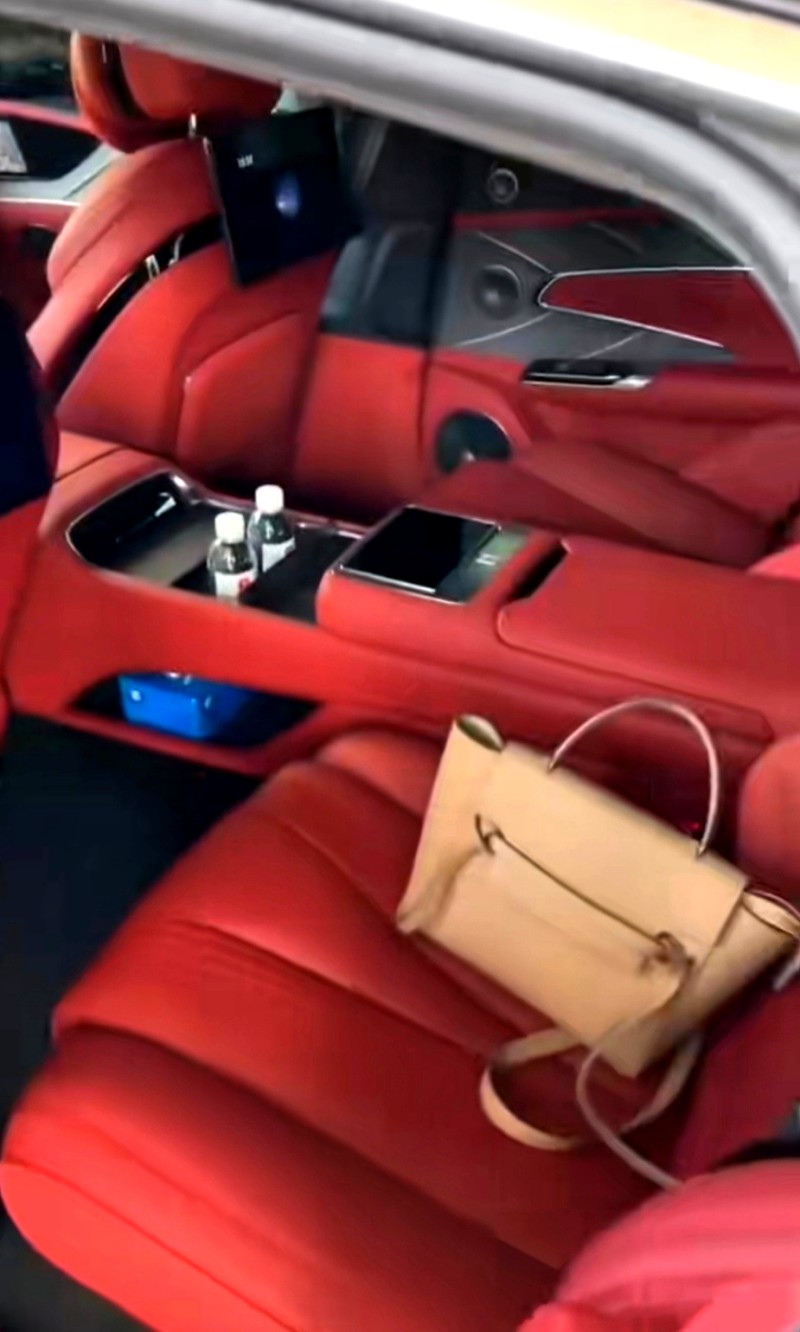 仰望U7内饰曝光，对比小米SU7，真的是品牌溢价作祟？