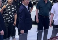 比亚迪王传福现身享界S9展台，这是要准备造豪华纯电车？
