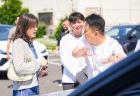 车企CEO卷起来！哪吒汽车“勇哥”亲自为哪吒L车主交车