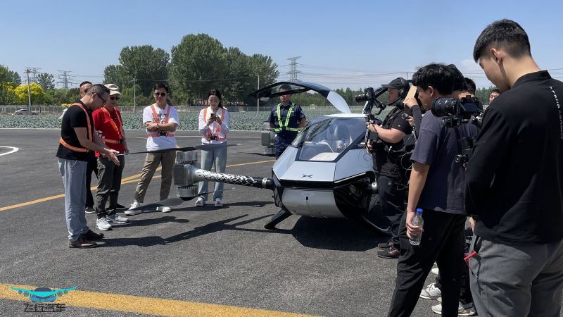 周鸿祎体验飞行汽车，探索未来出行新方式