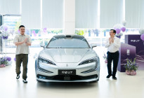 比亚迪王传福亲自给仰望U7用户交车，从下线到交付仅两周