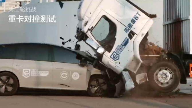 行业丨理想i8与重卡撞击试验引争议：车圈“拉踩营销”为何越演越烈