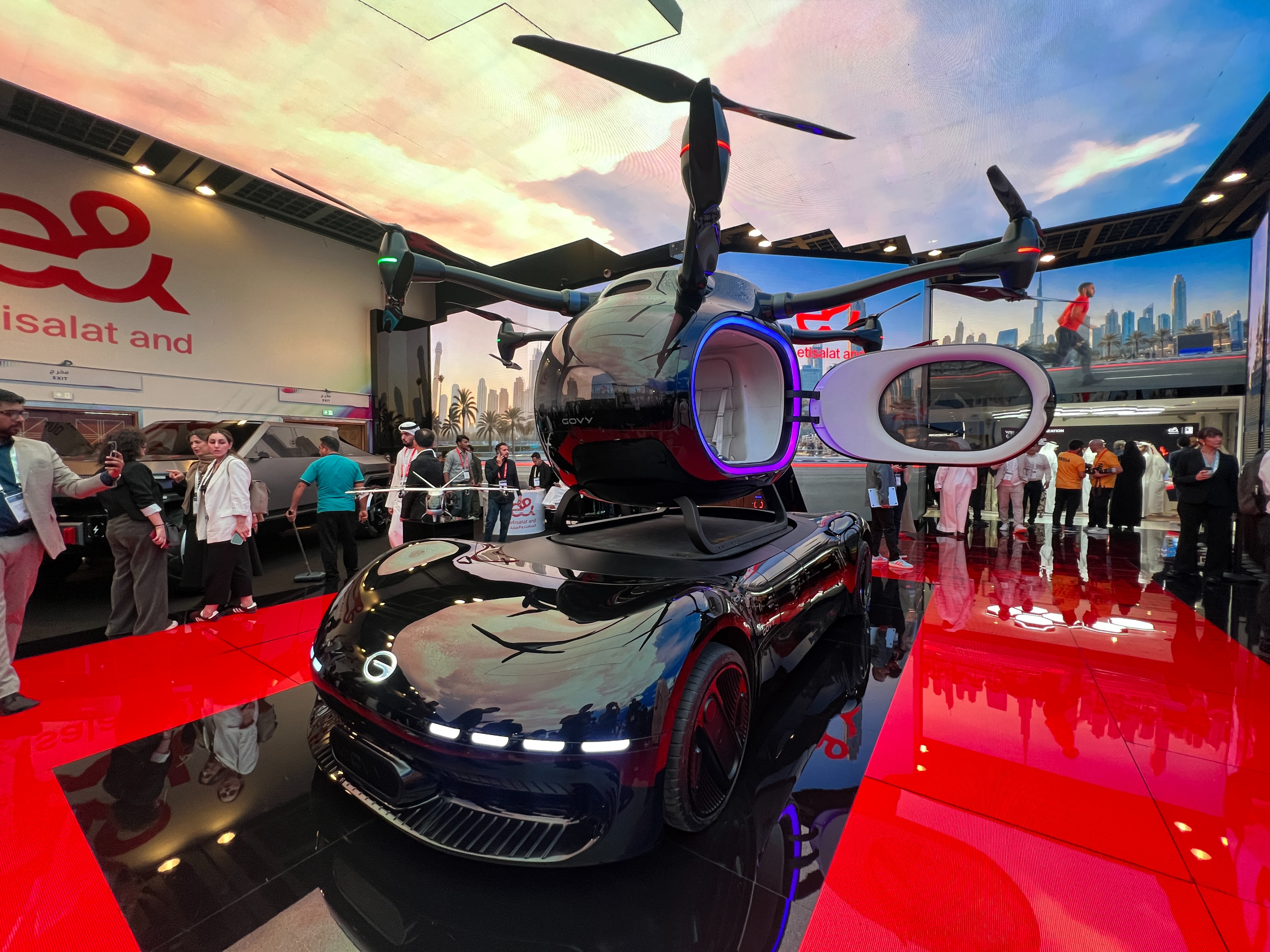 广汽高域携双旗舰飞行汽车亮相GITEX 2025，中国低空新质生产力惊艳中东(图3)