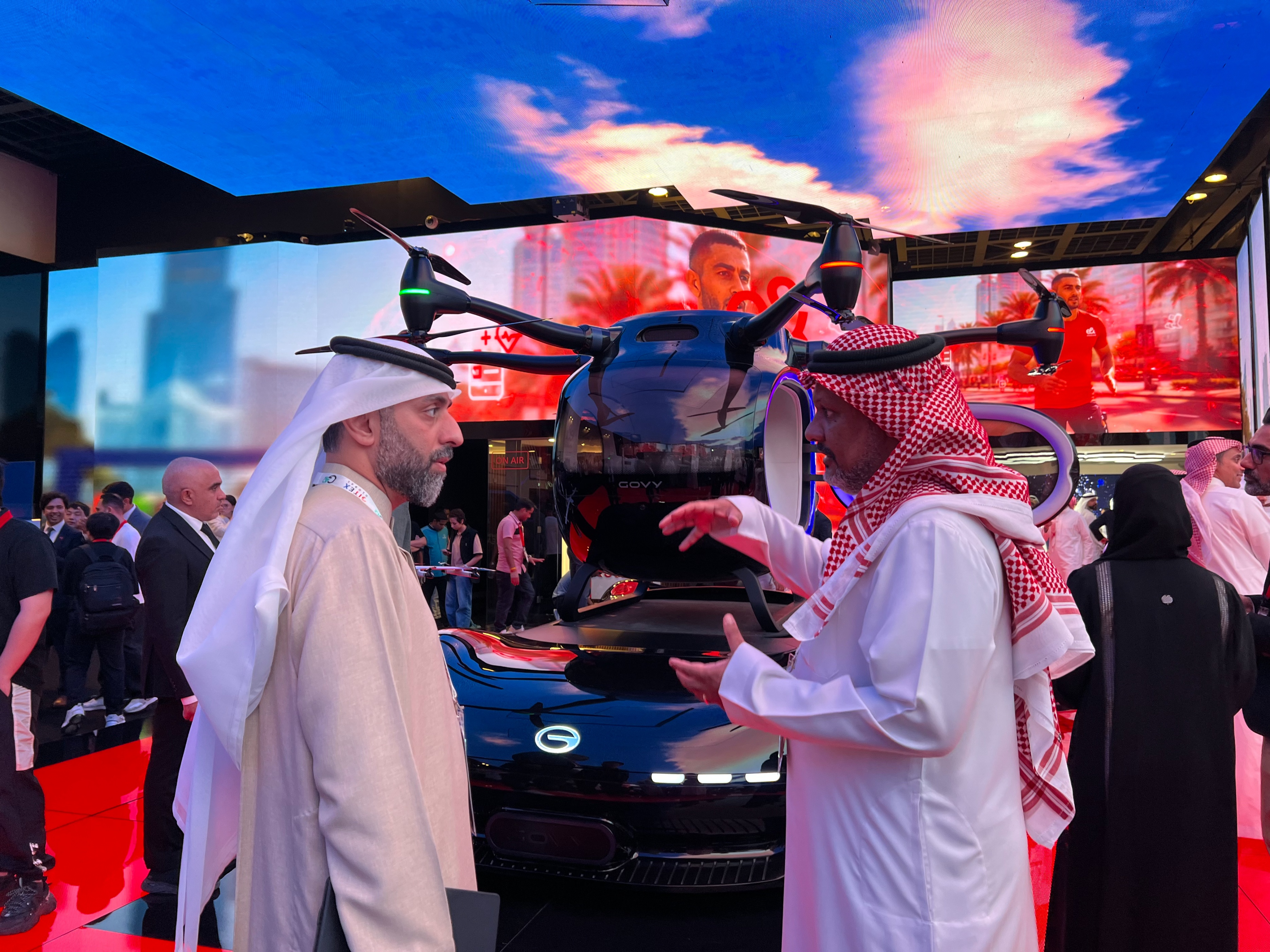 广汽高域携双旗舰飞行汽车亮相GITEX 2025，中国低空新质生产力惊艳中东(图4)