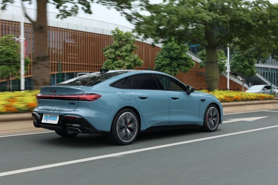 首搭华为乾崑,车机、智驾全面进阶,上汽奥迪A5L Sportback真的太香了