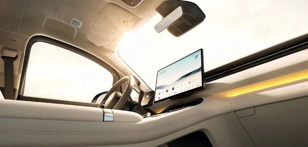 在燃油车时代，提到高端MPV，第一时间往往会想到丰田埃尔法。由于埃尔法在港台地区颇受名流、明星欢迎，在大陆地区又要加价才