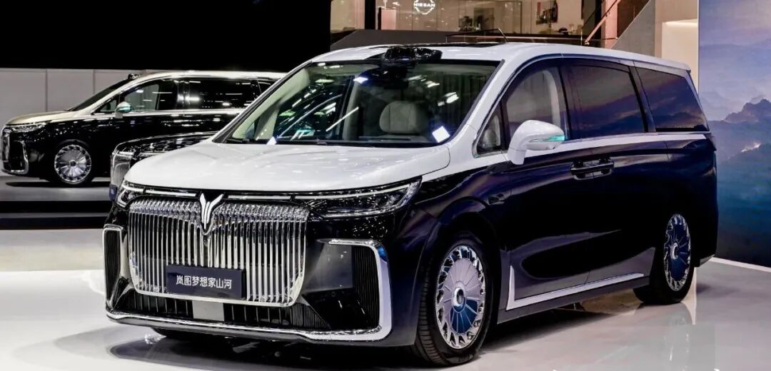 在燃油车时代，提到高端MPV，第一时间往往会想到丰田埃尔法。由于埃尔法在港台地区颇受名流、明星欢迎，在大陆地区又要加价才