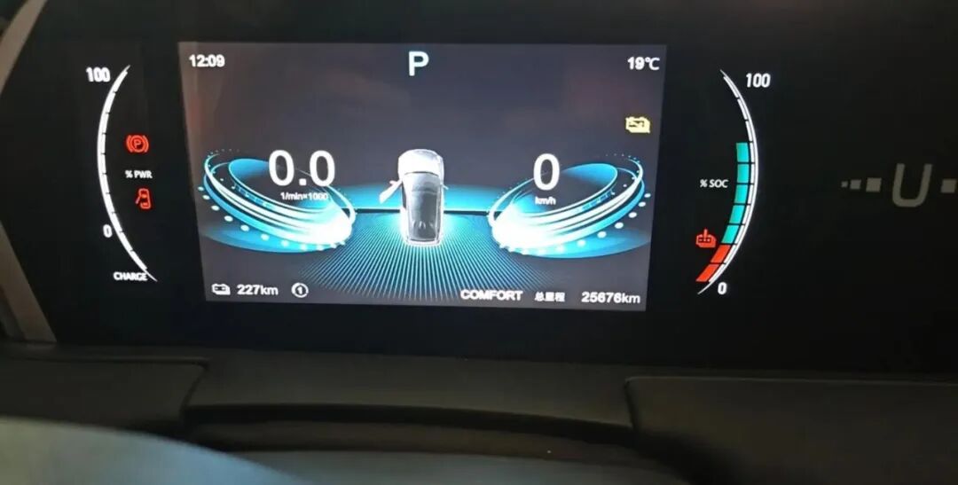 韧性2025｜十大热门事件，隐藏式门把手“退潮”、“隐身小字”谁更抓马？