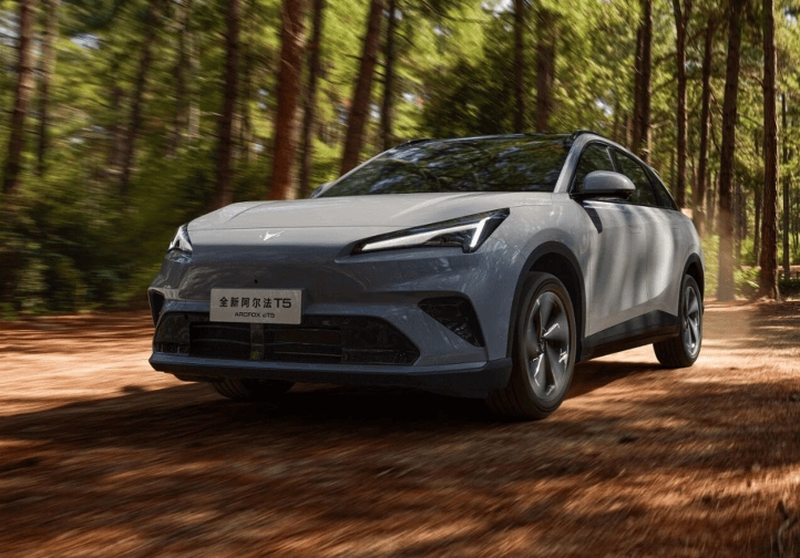 十多万SUV也讲究，极狐全新阿尔法T5把高阶体验拉进日常