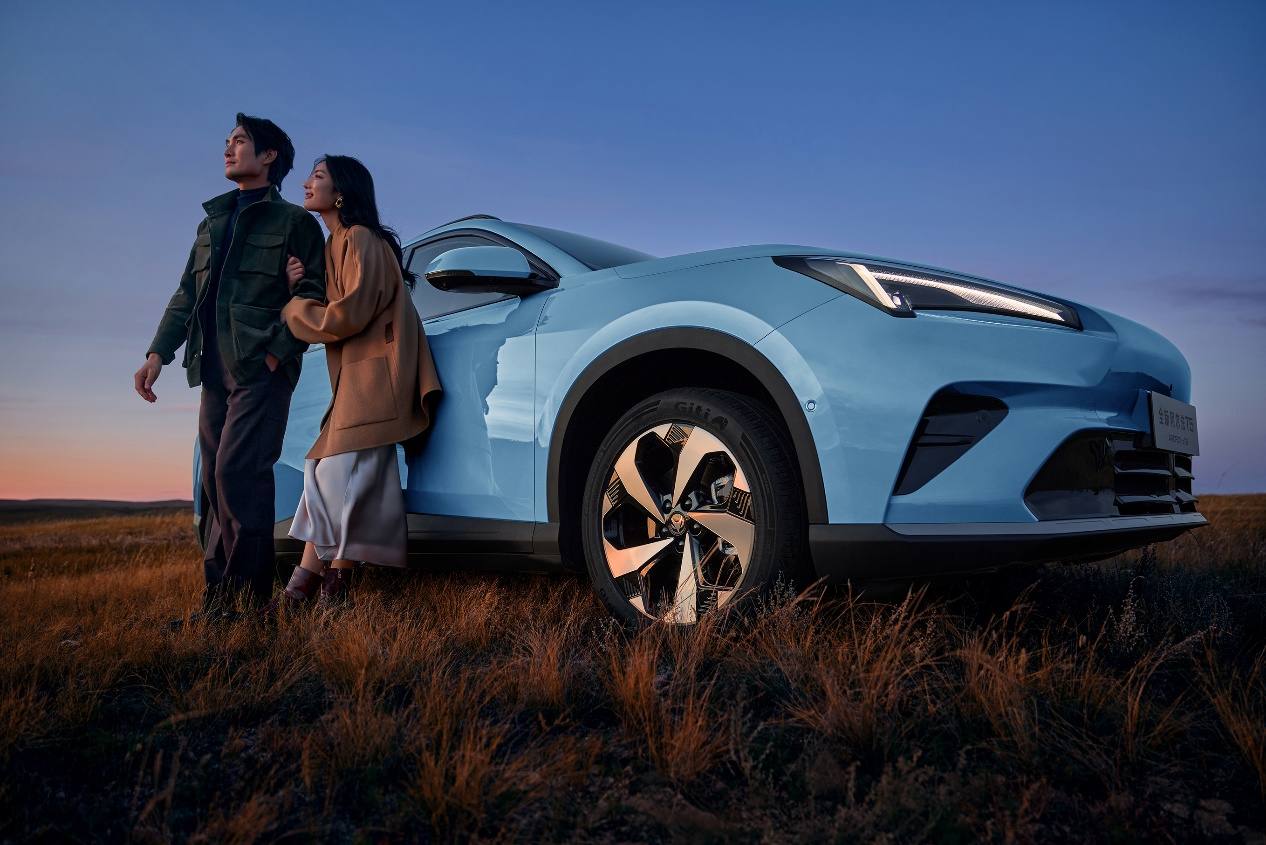 十多万SUV也讲究，极狐全新阿尔法T5把高阶体验拉进日常