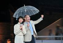 她说“友谊万岁”的这个夜晚，揽胜已经等了五十六年