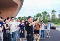 小鹏GX正式交付车主！充当“首席交付官”亲自为首批车主开车门